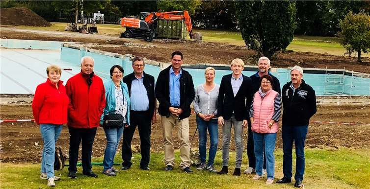 In einem Gespräch mit Rainer Schmitt, Bodo Neunheuser und Schwimmmeister Ludwig Wiemer konnten sich die Andernacher Sozialdemokraten nun vom Baufortschritt der Sanierungsmaßnahmen überzeugen. privat