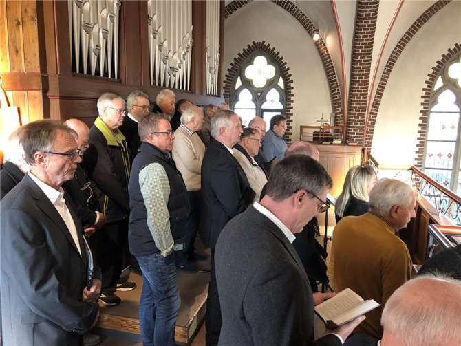 In einem Gottesdienst haben der MGV „Rheinland“ Weitersburg und der MGV 1862 Sayn der lebenden und verstorbenen Mitglieder der beiden Vereine gedacht und die Messfeier in der Pfarrkirche „St. Marien“ als Chorgemeinschaft musikalisch umrahmt. Foto: privat