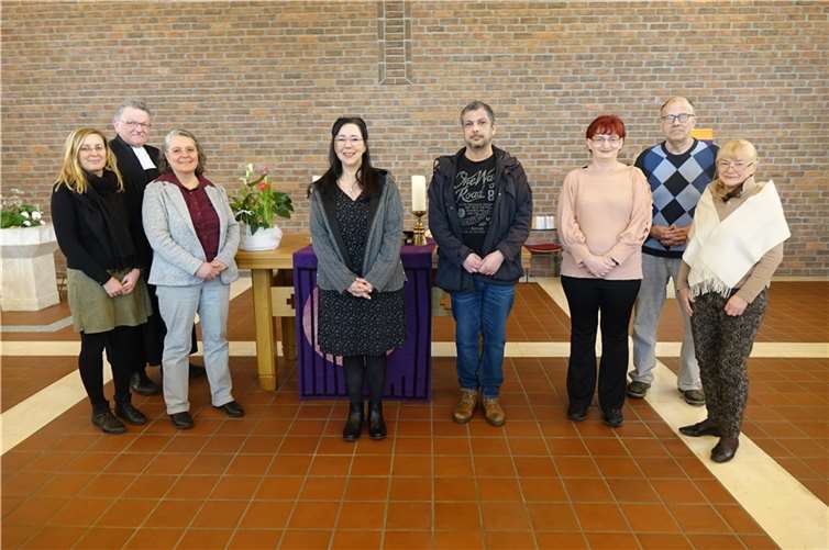 In einem Gottesdienst in der kleinen evangelischen Kirche Weißenthurm wurden die neu gewählten Presbyter und Presbyterinnen in ihr Amt eingeführt, wobei auch die als wiedergewählt geltende Presbyterin Windheuser in ihrem Amt bestätigt wurde, die zugleich als Kirchenmusikerin eine wichtige Aufgabe in der Gemeinde wahrnimmt. Die aus dem Amt ausscheidenden Mitglieder des Presbyteriums wurden vom Pfarrer mit besonderem Dank verabschiedet. Aus dem Presbyterium scheiden Barbara Ahrens, Irina Seibel und Dennis Peil (nicht auf dem Foto) aus. Foto: Jürgen Grab