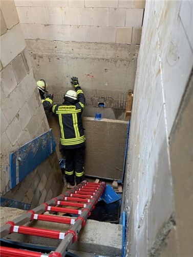 In einem Hohlraum hinter diesem Betonteil befanden sich die beiden Arbeiter. Foto: Feuerwehr und Rettungsdienst Bonn