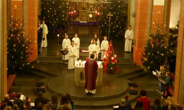 „Hoffnung schenken – Frieden finden“ In einem Jugendgottesdienst in der Pfarrkirche St. Kastor Miesenheim wurde das Friedenslicht aus Bethlehem in Empfang genommen und an die Gemeinde weiter verteilt. privat