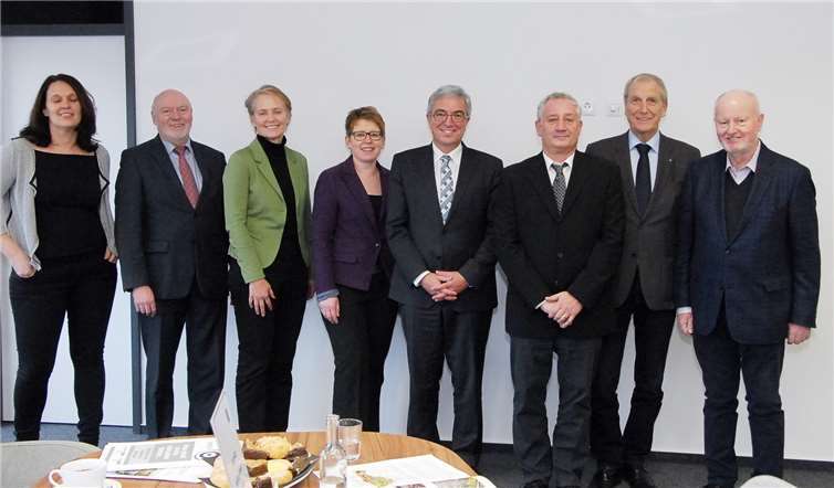 In einem Konferenzraum des FOC Montabaur zogen die damaligen undheutigen Beteiligten ein positives Fazit der vor 25 Jahren begonnenen undjetzt abgeschlossenen „Städtebaulichen Entwicklungsmaßnahme“ ICE-Bahnhof Montabaur. KER