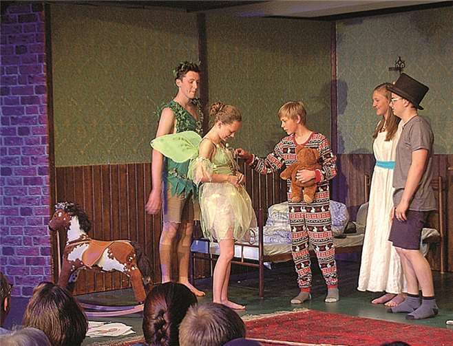 In einem Land, in dem es Elfen gibt und Kinder fliegen können, da lebt Peter Pan. RÜ