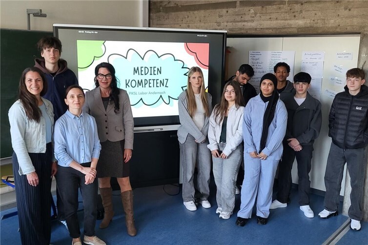 In einem Medienkompetenz-Workshop des PIKSL Labor Andernach haben Schülerinnen und Schüler der BBS Andernach ihr Nutzungsverhalten hinterfragt und Anregungen für einen bewussten Umgang mit sozialen Medien erhalten.