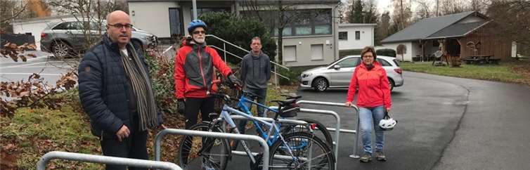 In einem Ortstermin bedankte sich Ortsbürgermeisterin Anette Wagner bei Dietmar Neitzert von der Sparkasse Neuwied für die Spende.Foto: privat