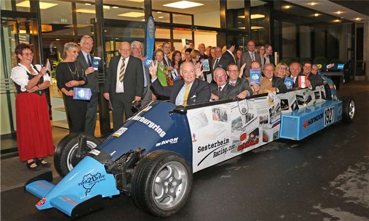 In einem Rennwagen mit 10 Sitzen nahmen Präsidenten ehemalige Präsidenten desRotary Clubs Adenau-Nürbuergring owie Freunde benachbarter Clubs Platz. SES