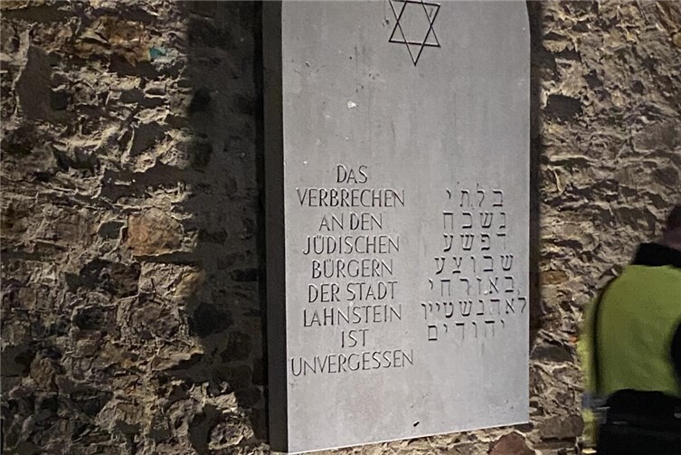 In einem Schweigegang gingen die über 40 Teilnehmerinnen und Teilnehmer mit Kerzen in ihren Händen in das Dunkel der Nacht, durch die Rödergasse und Hintermauergasse zur Gedenktafel an der Stadtmauer auf dem Salhofplatz mit der Inschrift: „Das Verbrechen an den jüdischen Bürgern der Stadt Lahnstein ist unvergessen.“Fotos: Th. Schneider