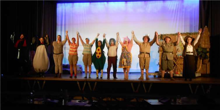 In einem Theaterworkshop wurde das diesjährige Märchen „Urmel aus dem Eis“ auf der Bühne und mit allen Kostümen geprobt. Foto: privat