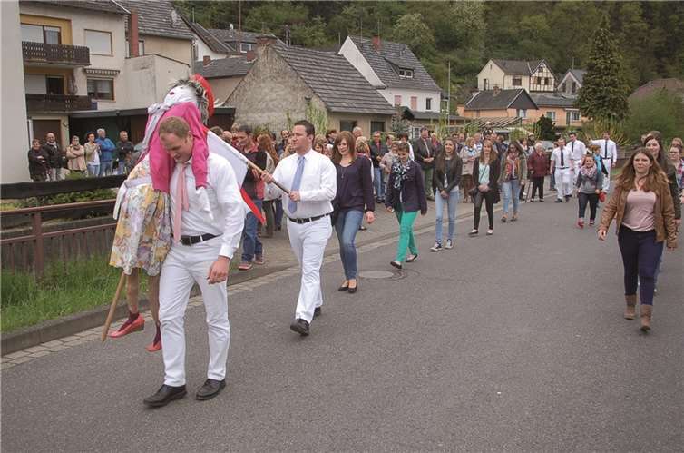 In einem Umzug ging es durch das Dorf.