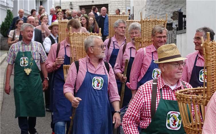 In einem Umzug ging es von der Weinprobe zum Razejungeplatz, wo die Amtsübergabe stattfand (links Hans Peter Röhrig). privat