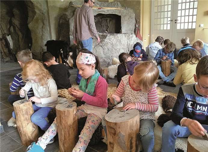 In einem Workshop durften alle ein Schiefer-Amulett herstellen.