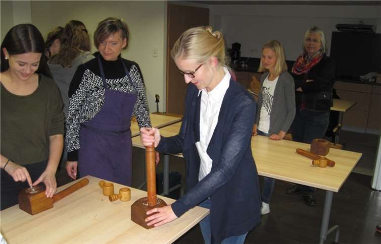 In einem Workshop konnten die Besucher selbst Walnussöl herstellen.