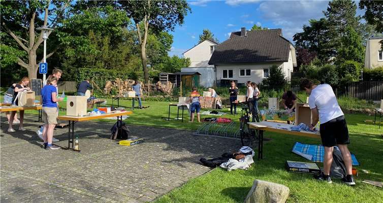 In einem Workshop konnten die Mitglieder des Jugendchors ihre Cajons selbst zusammenbauen. Foto: Melanie Schmidt