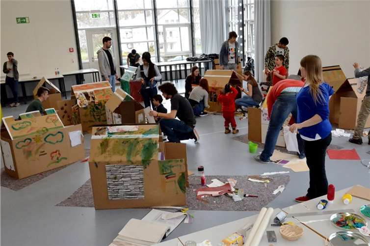 In einem Workshop mit dem Titel „beHAUSt sein“ bauten die Kinder gemeinsam mit Architekturstudierenden aus Kartons ein eigenes kleines Spielhaus. Christiane Gandner, Hochschule Koblenz