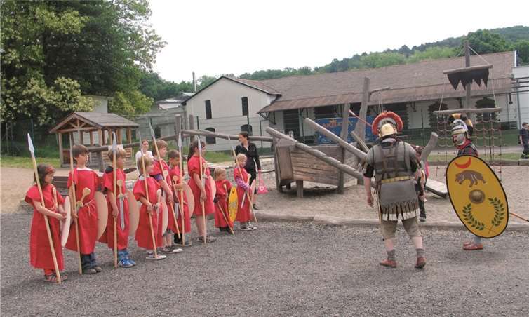 In einem Workshop werden die Kinder vom römischen Centurio zur Auxiliar ausgebildet.privat
