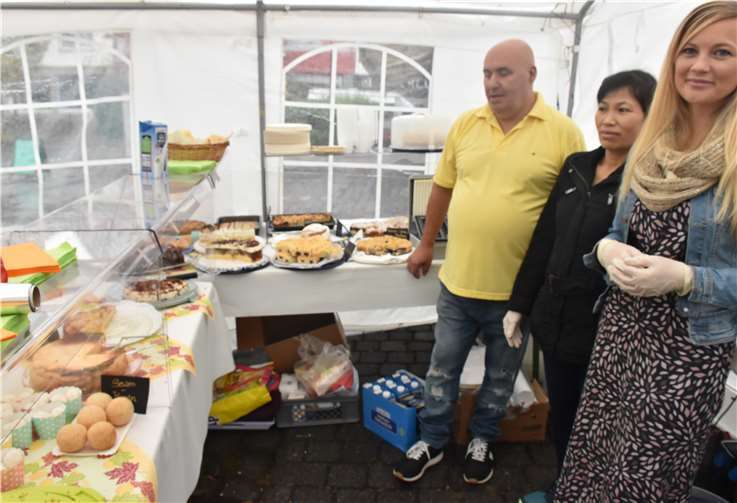 In einem Zelt auf dem Marktplatz hatten Elternder Gutenbergschulkinder ein tolles Kuchenbüfett aufgebaut.