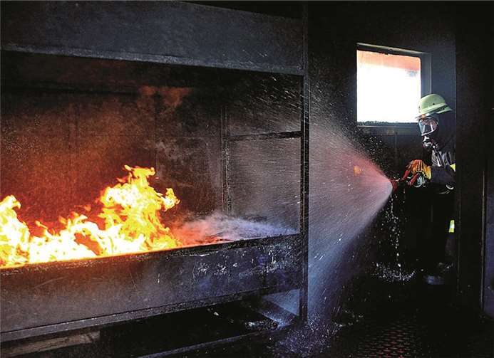 In einem Zimmer brennt ein Bett.privat