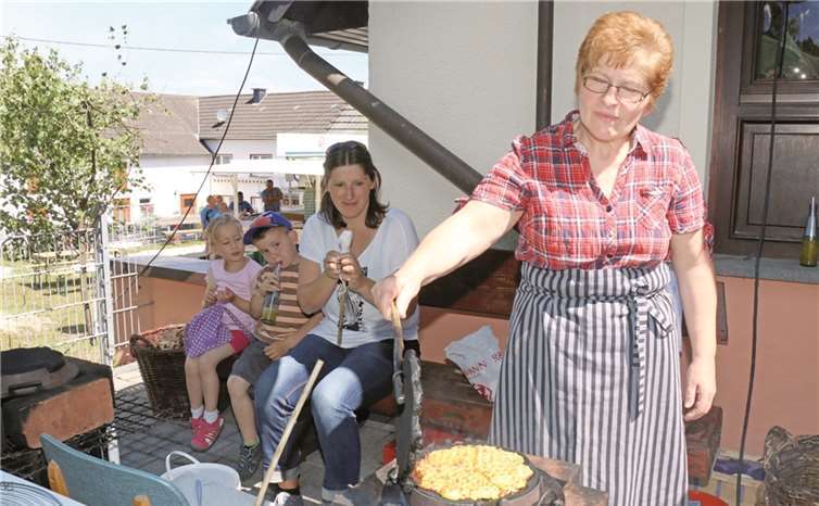 In einem alten Gusswaffeleisen wurden fleißig Waffeln gebacken.SES
