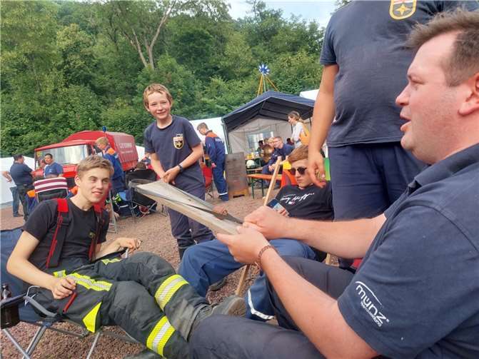 In einem der Spiele musste die Jugendfeuerwehr Vallendar Schaumküsse mit einer Steinschleuder abschießen, die von fünf Betreuern mündlich aufgefangen wurden. Foto: Lisa Klöckner, FW Vallendar