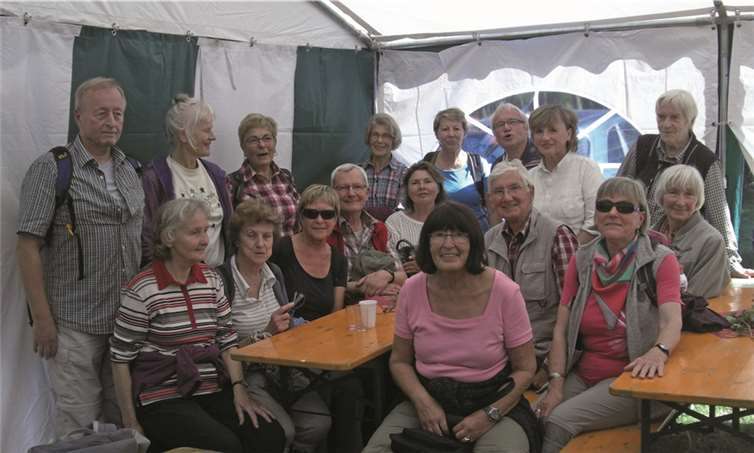 In einem der Zelte saß die Gruppe zusammen.privat