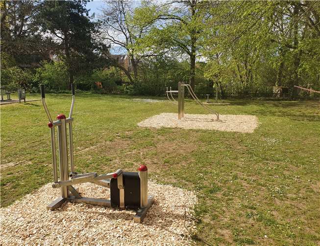 In einem ersten Schritt konnten nun seitens der Stadt Remagen drei Edelstahl-Trimm-Dich-Geräte beschafft und von den Mitarbeitern des Bauhofes aufgestellt werden.Quelle: Ortsbeirat Kripp