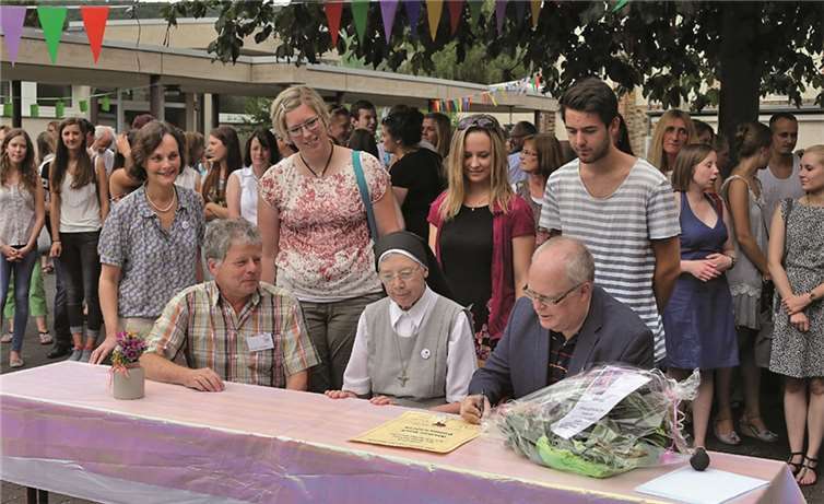 In einem feierlichen Akt wurde die Gründungsurkunde des Alumni-Clubs“ stellvertretend von drei Ehemaligen, von Generaloberin Schwester Maria Monheim und den Schulleitern Ulrich Schülting und Gerald Charlier unterzeichnet.