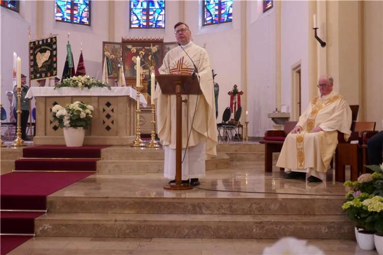 In einem feierlichen Gottesdienst wurde Pastor Dr. Artur Schmitt in sein Amt als neuer Präses des Bezirksverbandes Pellenz eingeführt.