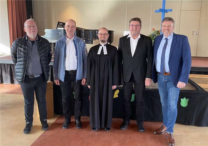 In einem feierlichen Gottesdienst wurde Pfarrer Malte Taurat am 31. Januar 2025 von Superintendent Detlef Kowalski unter Anwesenheit vieler Kolleginnen und Kollegen, Schülerinnen und Schülern und weiteren Gästen im Martin-Butzer-Saal des landeskirchlichen Gymnasiums in Dierdorf offiziell in sein Amt eingeführt. Foto:privat