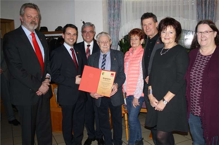 In einem feierlichen Rahmen wurde der Bürgerpreis überreicht (v.l.n.r.): Heribert Heinrich, Staatssekretär David Langner, Innenminister Roger Lewentz, Dieter Lenz, Inge Lenz, Detlev Pilger MdL, Christa Brett und Marion Mühlbauer. privat