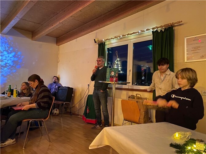 In einem festlich geschmückten Saal kamen zahlreiche Kinder und ihre Eltern zusammen.  Foto: privat