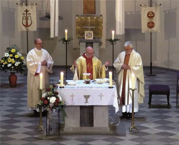 In einem festlichen Dankamt feierte Pater Jacek Pajewski in der Treiser Pfarrkirche sein Silbernes Priesterjubiläum.