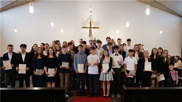 In einem festlichen Gottesdienst in der vollbesetzten Kirche empfingen 33 Jugendliche aus der Pfarrei Brohltal Herz Jesu das Sakrament der Firmung durch Weihbischof Robert Brahm. Foto: Dietmar Andres