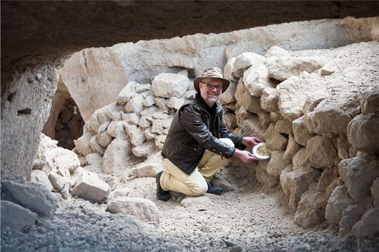 In einem - für die Öffentlichkeit unzugänglichen - Seitenstollen, fand Dr. Schaaff in einer Schutthalde den Behälter, der die Filmrolle enthielt.