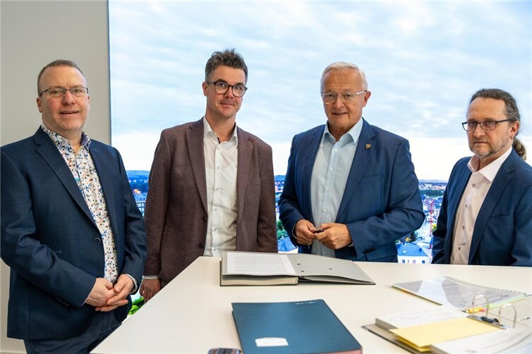 In einem gemeinsam formulierten und unterzeichneten Schreiben an den rheinland-pfälzischen Bildungsminister Sven Teuber fordern Bürgermeister Peter Jung und Landrat Achim Hallerbach eine verlässliche Finanzierung der Schulsozialarbeit. Nur eine Neuordnung vorhandener Mittel reiche nicht aus. Ein Appell, der auch die Zustimmung der Jugendamtsleiter von Kreis und Stadt Neuwied, Uwe Kukla (rechts) und Bernhard Fuchs (links), findet.  Foto: Thomas Herschbach