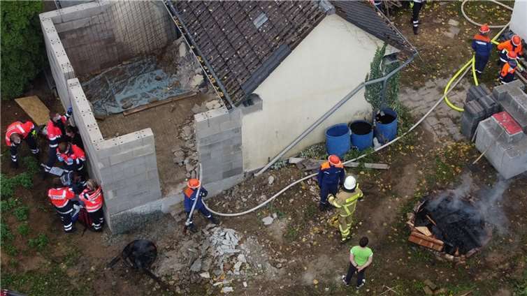 In einem gemeinsamen Einsatz von Malteser Jugend und Jugendfeuerwehr wurde ein Explosionsunfall in einem Garten simuliert.