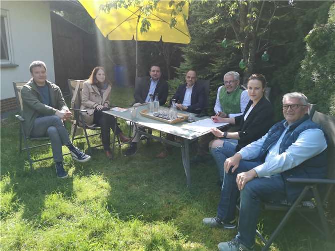 In einem gemeinsamen Gespräch tauschten sich Johannes Peifer, Arzt, Sonja Bräuer, Landratskandidatin, Benedikt Oster, MdL, Denis Alt, Staatssekretär, Albert Jung, VG-Bürgermeister, Stephanie Adams, Initiatorin der Petition und Gerhard Weber, Stadtbürgermeister, zur Kinderarzt-Versorgung aus. Foto: C. Altmayer