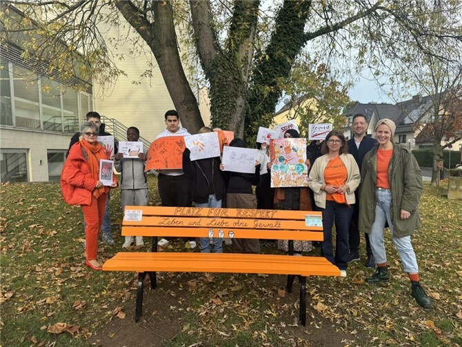 In einem gemeinsamen Projekt der Gemeinde Wachtberg, der Gleichstellungsbeauftragten Bettina Pfahl, der Jugendfachkraft und Schulsozialarbeiterin Hannah Forster sowie der Kunstlehrerin Annamaria Papp-Derzsi haben Schülerinnen und Schüler der Hans-Dietrich-Genscher-Schule (HDG) ein eindrucksvolles Projekt zum Thema Gewalt gegen Frauen und den internationalen Orange Day umgesetzt. Foto: Gemeinde Wachtberg