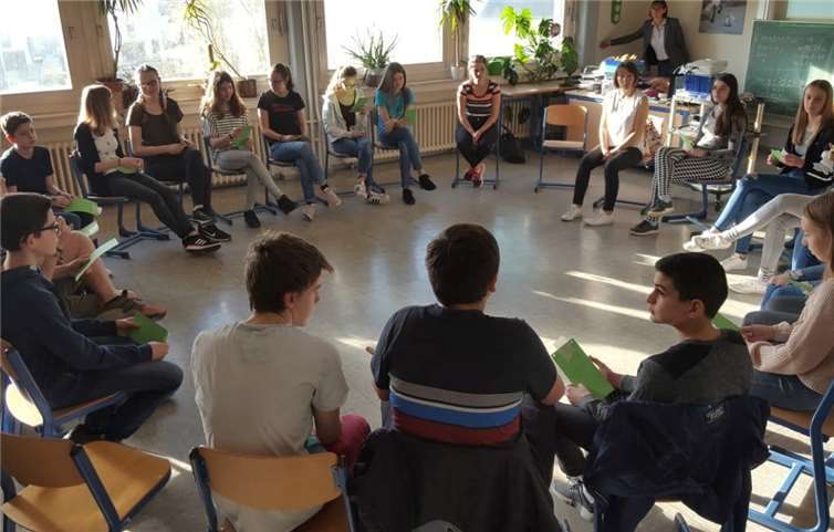 In einem großen Stuhlkreis erklärte Natalie Pauls den Jugendlichen, welche Gefahren hinter dem Thema Essstörungen stecken.privat