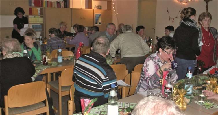 In einem gut gefüllten Probenraum feierte der MGV seine Weihnachtsfeier.privat