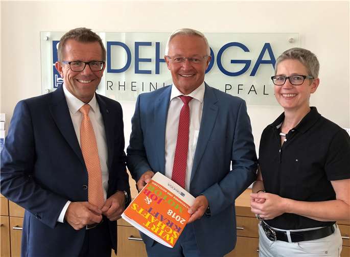 In einem intensiven Arbeitsgespräch im neuen DEHOGA Zentrum in Bad Kreuznach tauschten sich (v.l.n.r.) DEHOGA-Präsident Gereon Haumann, Landrat Achim Hallerbach und DEHOGA-Landesgeschäftsführerin Anna Roeren-Bergs über die Entwicklungen des Gastgewerbes und der Gastronomie in Rheinland-Pfalz und im Landkreis Neuwied aus.