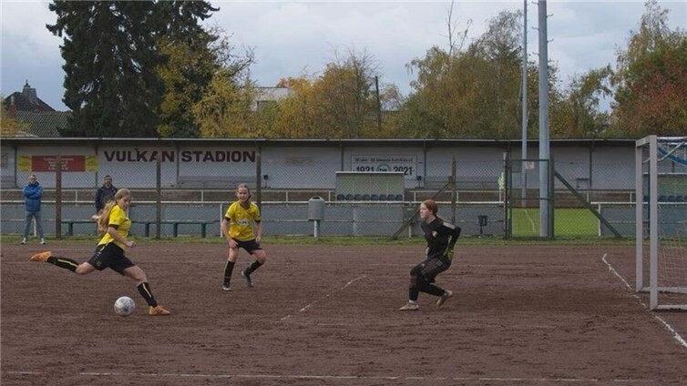 In einem intensiven und taktisch geprägten Spiel sicherten sich die U15-Mädchen des TV Kruft am Sonntag ein torloses Unentschieden gegen die favorisierte MSG Arzheim. Foto: privat