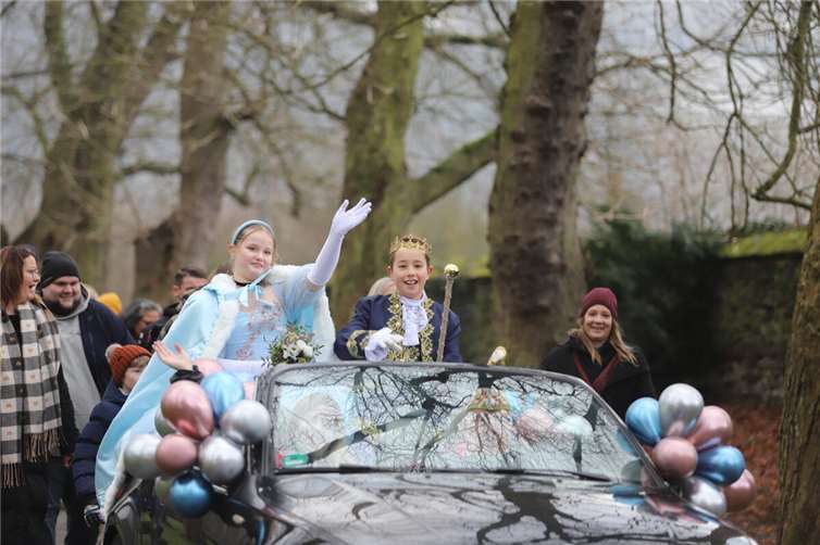 In einem kleinen Umzug ging es zum Namedyer Schloss.