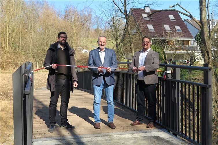In einem kleinen feierlichen Akt durchschnitt Bürgermeister Jörg Schmidt das Band und gab damit die neue Fußgängerbrücke frei. Foto: Gemeinde Wachtberg/mm