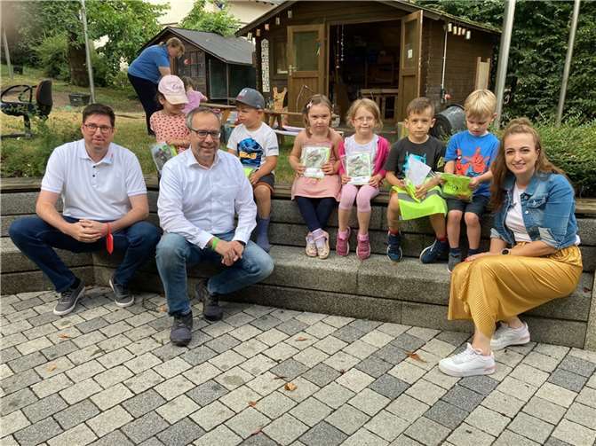 In einem kurzweiligen Treffen in der Kindertagesstätte übergab Herr Piroth persönlich die Sets an die Kinder und machte sich anschließend bei einer kleinen Führung ein Bild der gesamten Einrichtung. Foto: ISOTEC Team Ludwig