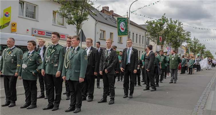 In einem langen Zug zogen die Schützen durch die Straßen.