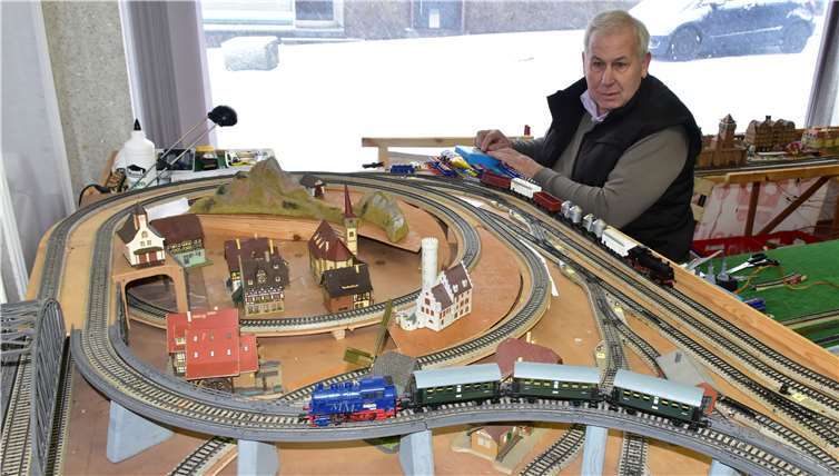 In einem leerstehenden Ladelokal in Rengsdorf durfteHans Wallner Modelleisenbahnen und eine Carrerabahn aufbauen. Fotos: HEP