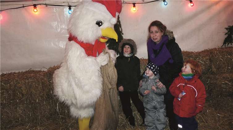 In einem mit Strohballen ausgestatteten Zelt begrüßte das Maskottchen des Hofladens der Familie Ullenbruch in weihnachtlichem Schnee-Outfit die kleinen und großen Gäste