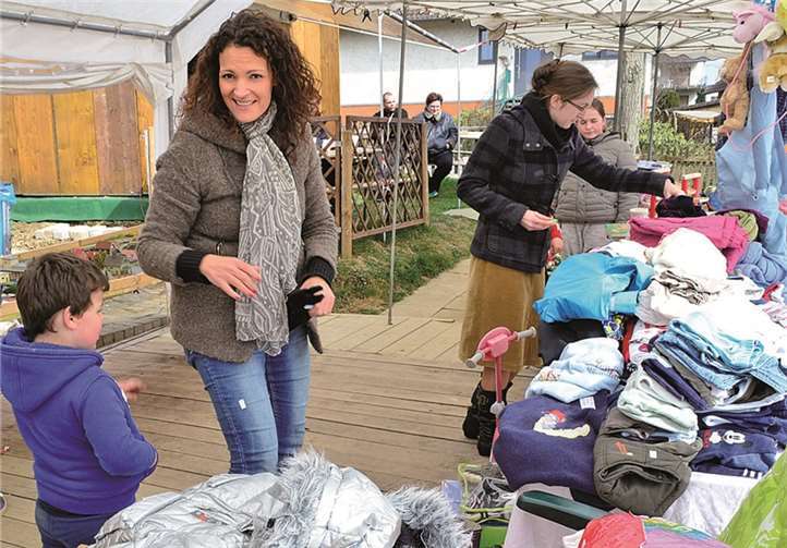 In einem mobilen Zelt wurden auf dem Basar alle möglichen Dinge von Privatleuten angeboten.