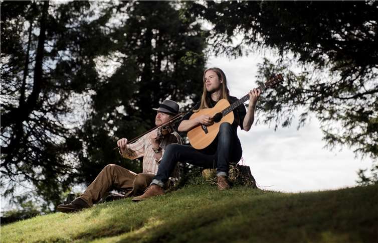 In einem musikalischen Dialog zwischen Fiddle, Gitarre und Stimme erforschen Kit Hawes und Aaron Catlow das reiche musikalische Erbe der Britischen Inseln und kreieren originelle Musik, inspiriert von den Traditionen, in denen sie aufgewachsen sind. Foto: privat