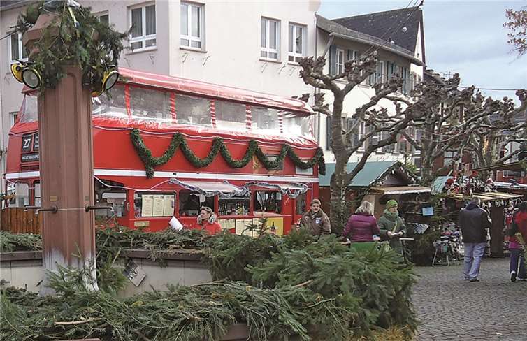 In einem nostalgischen Doppeldeckerbus werden englische Weihnachtsspezialitäten angeboten.privat